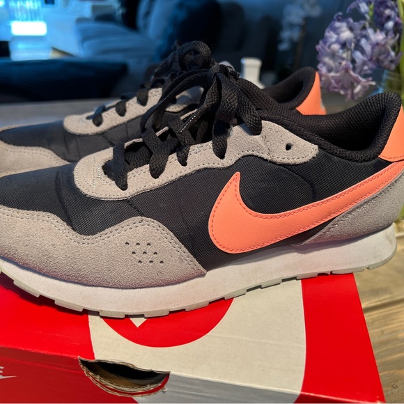 Nike MD Valiant Girls 5 1/2 youth. Atomic pink /gray fog. - Picture 2 of 5